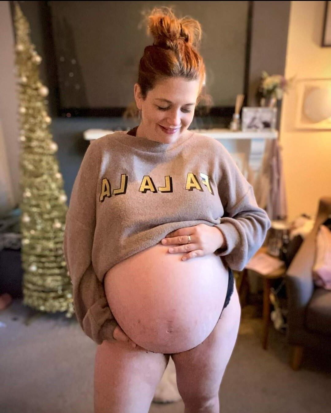 [Pregnant] redhead mature with twins