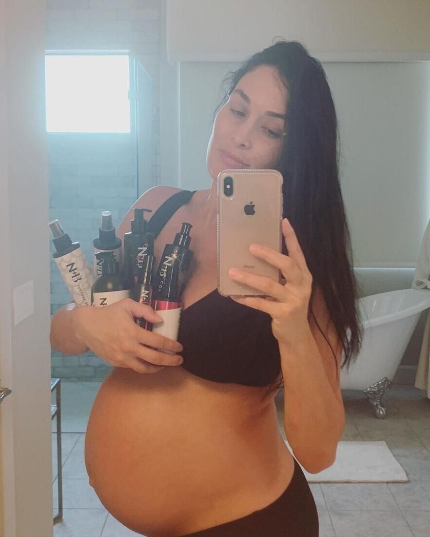 Mirror mirror on the wall, who's the sexiest preggo of them all?