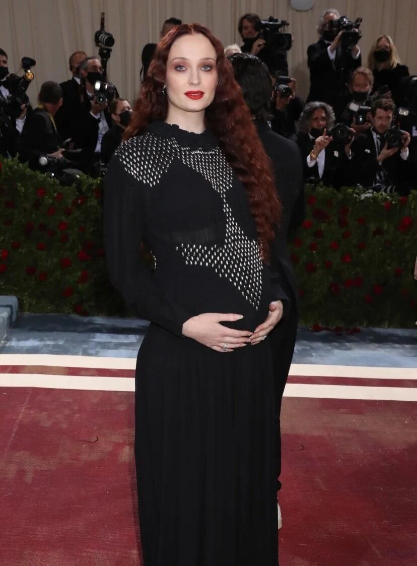 preggo hoe Sophie Turner with 2nd bun in the oven