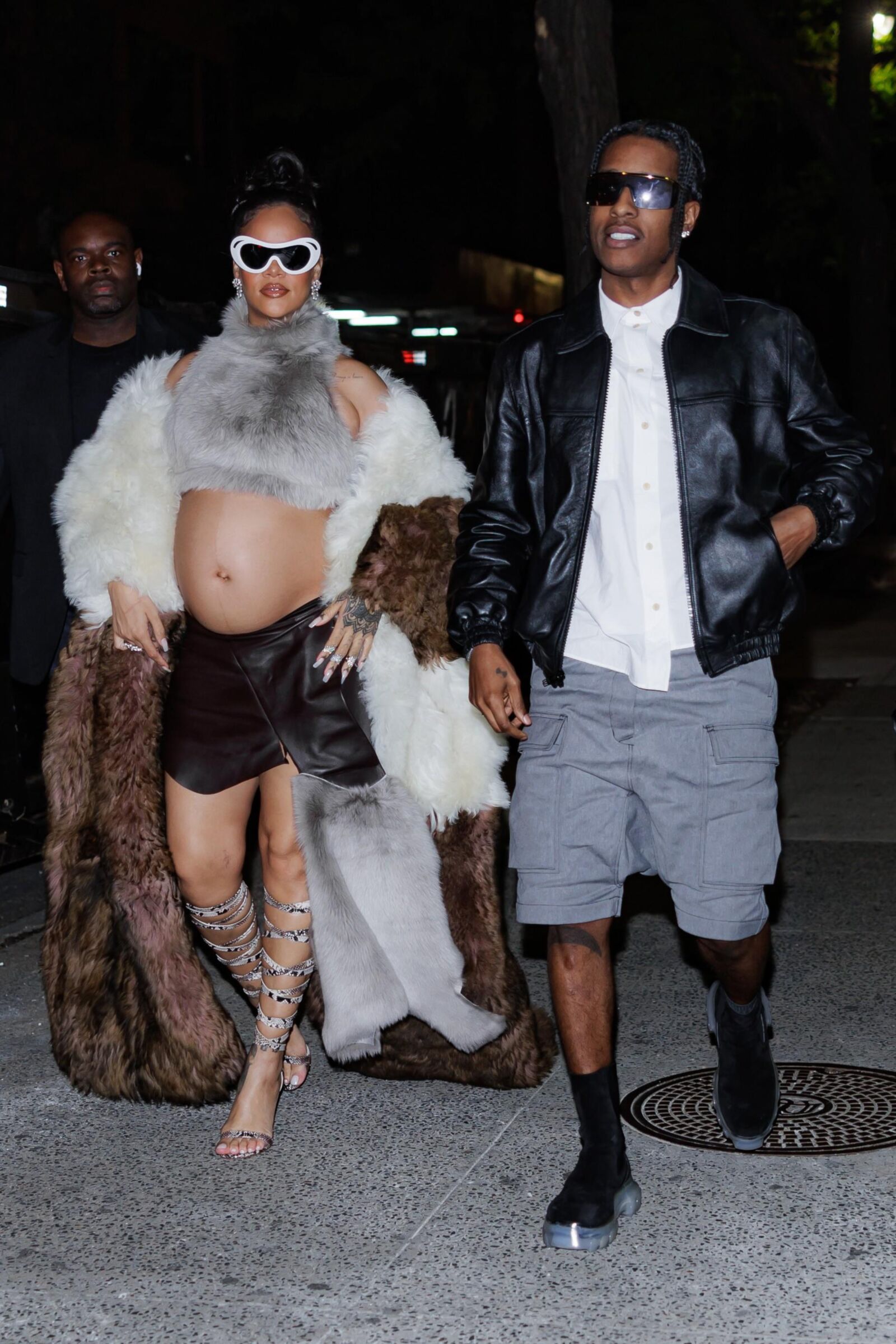 Rihanna - mostra barriga com casaco de pele