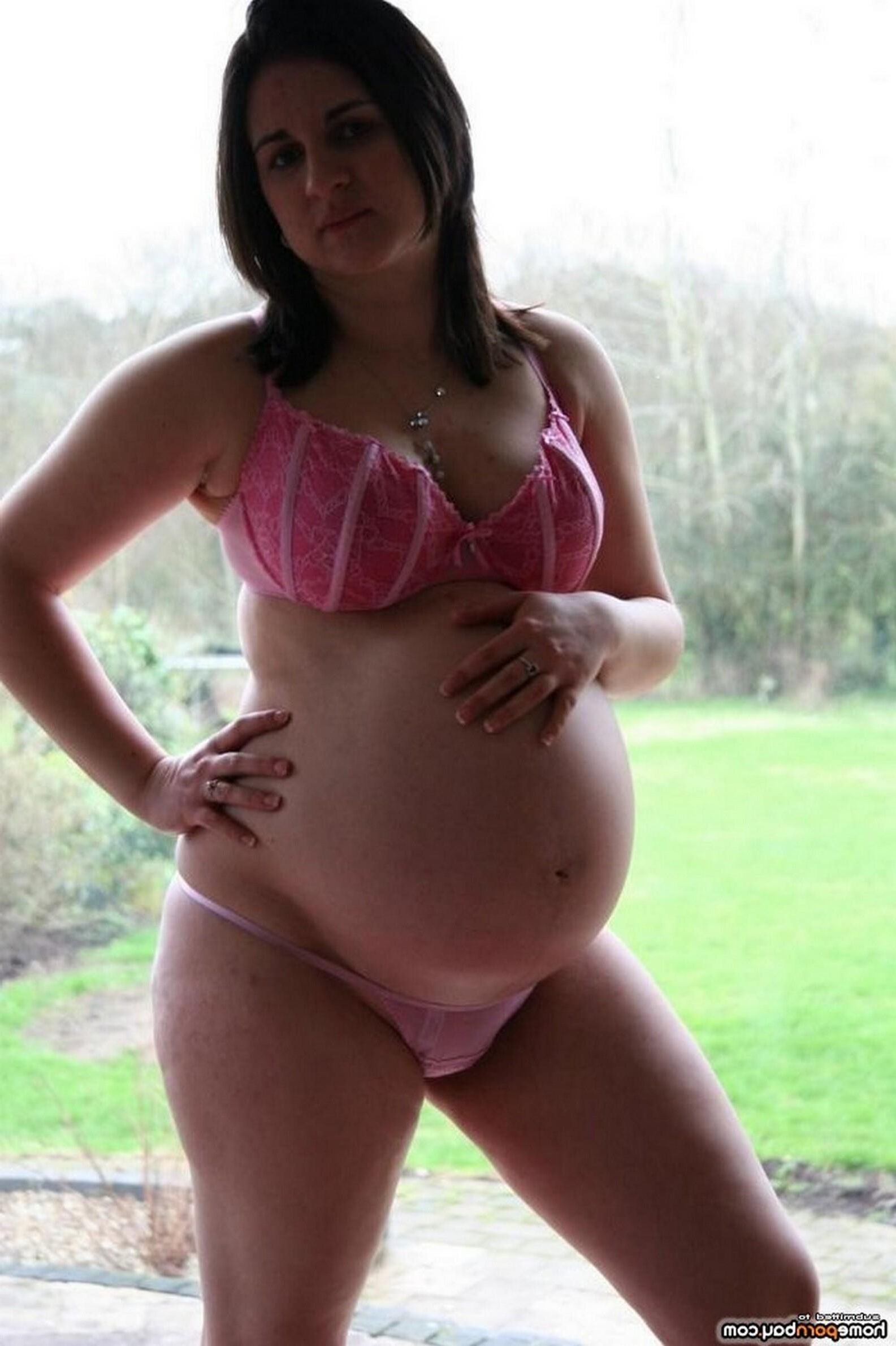 Femme au foyer enceinte posant nue