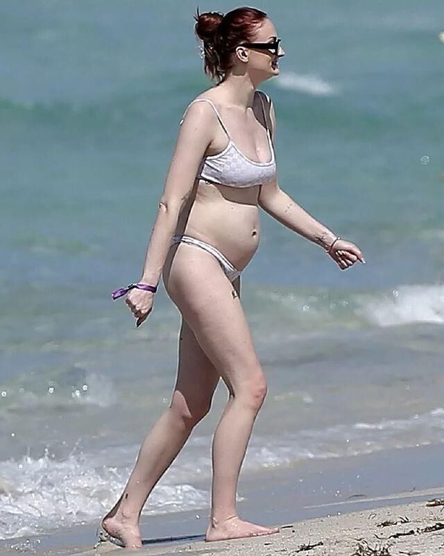 preggo hoe Sophie Turner with 2nd bun in the oven