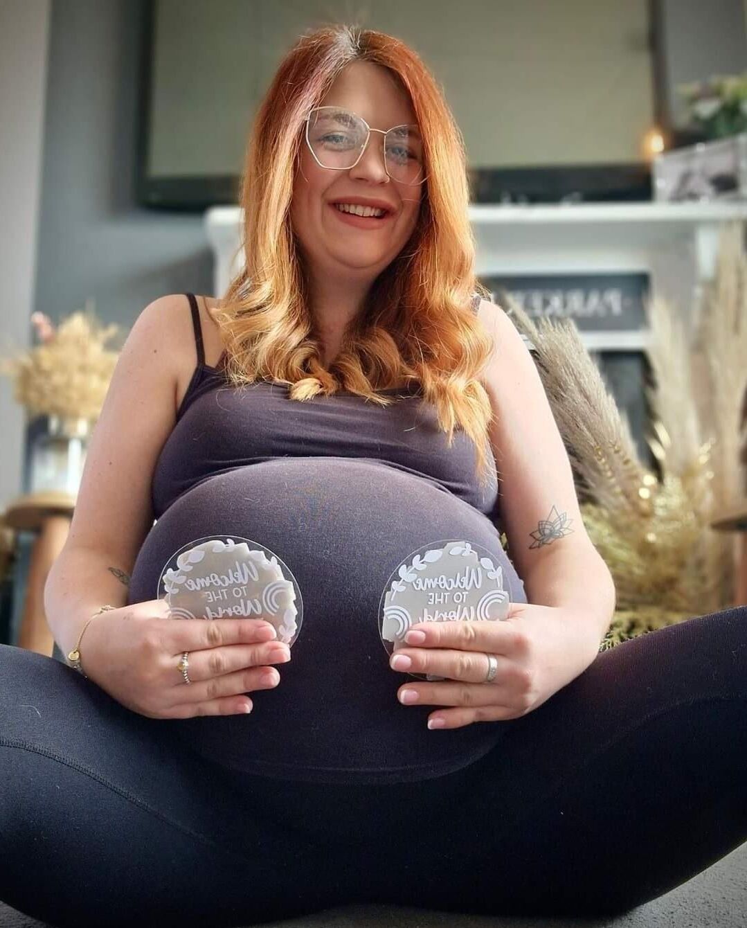 [Pregnant] redhead mature with twins