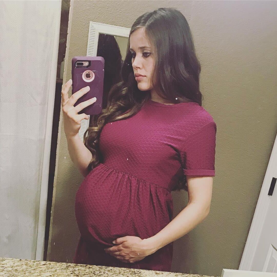 Mirror mirror on the wall, who's the sexiest preggo of them all?