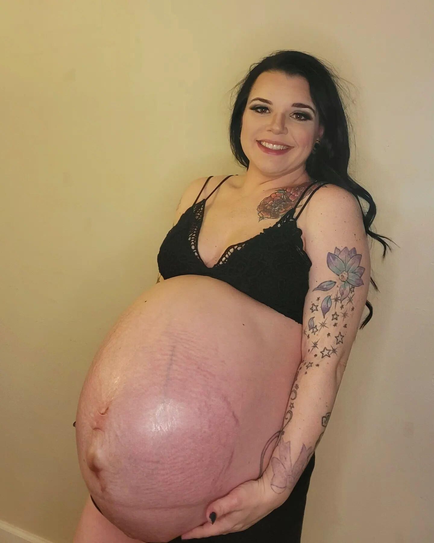 Amadora Kayla com uma enorme barriga de grávida