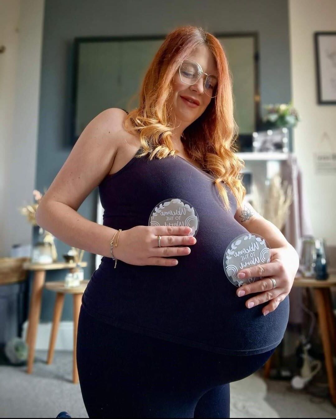 [Pregnant] redhead mature with twins