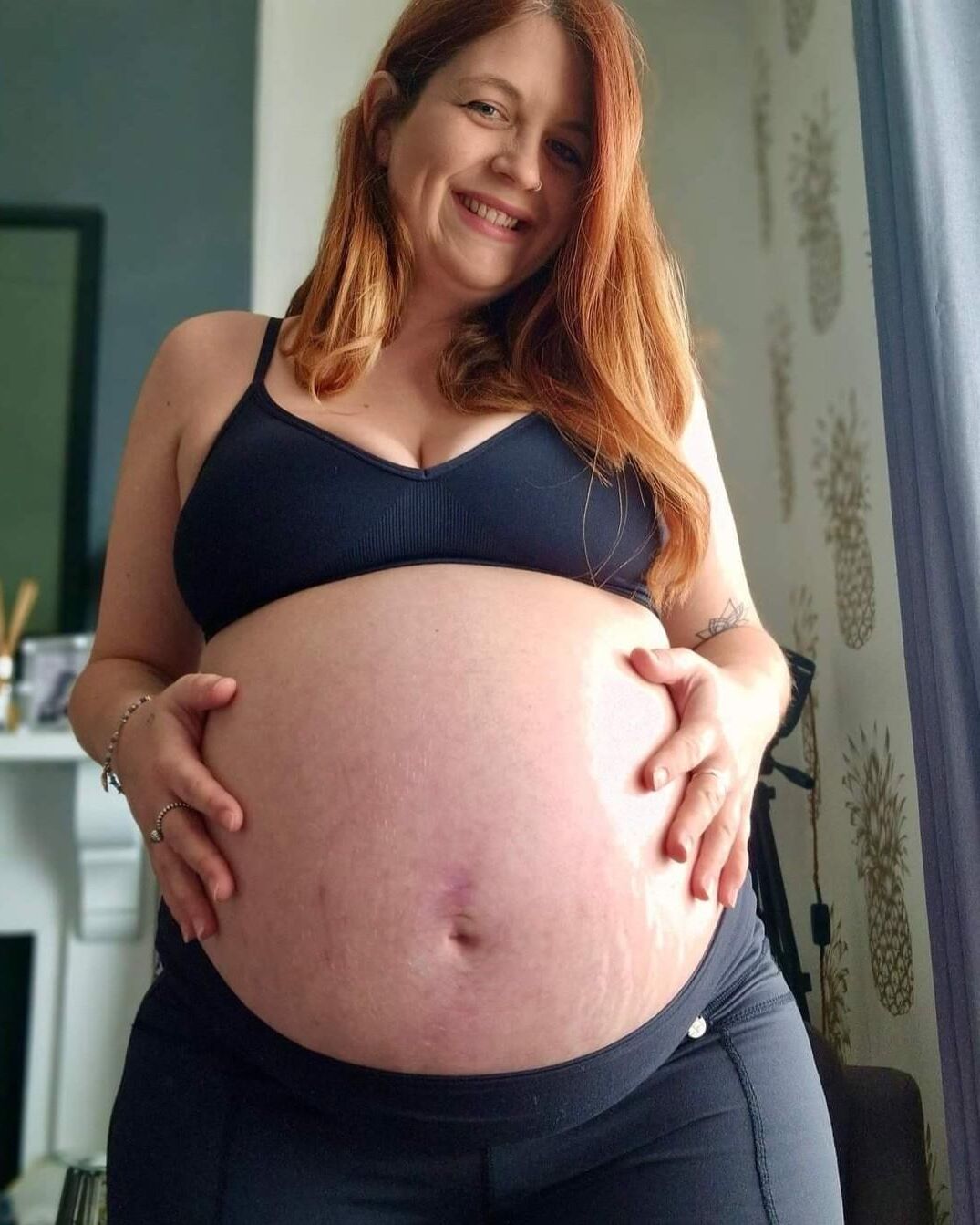 [Pregnant] redhead mature with twins