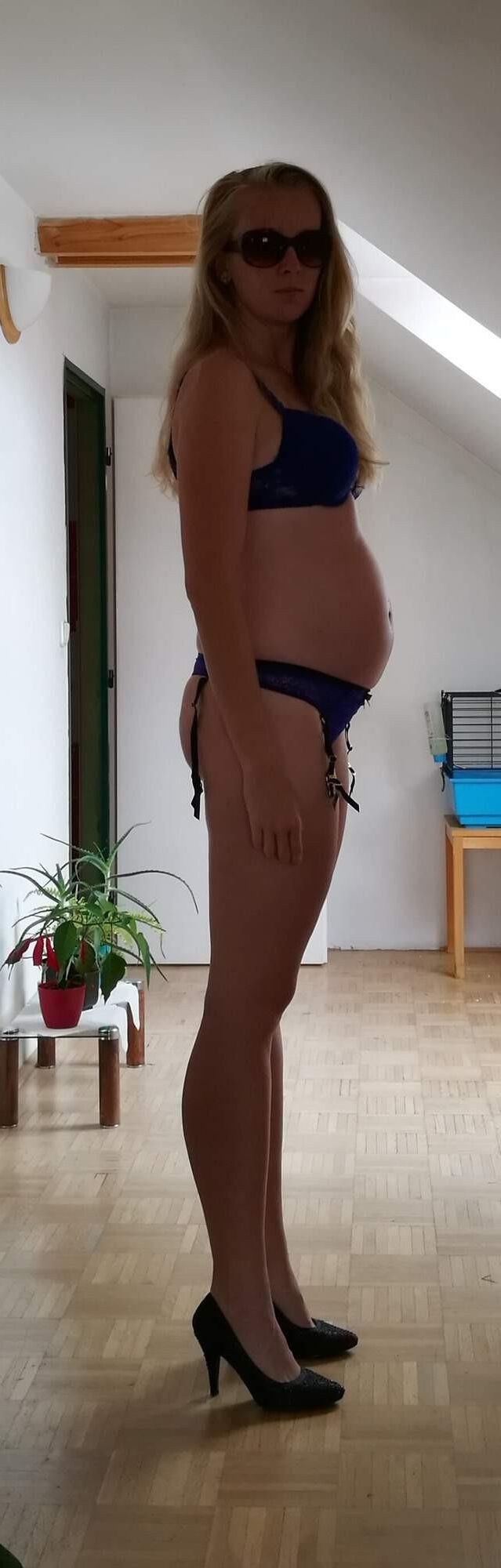 [Enceinte] jeune maman aime montrer son ventre