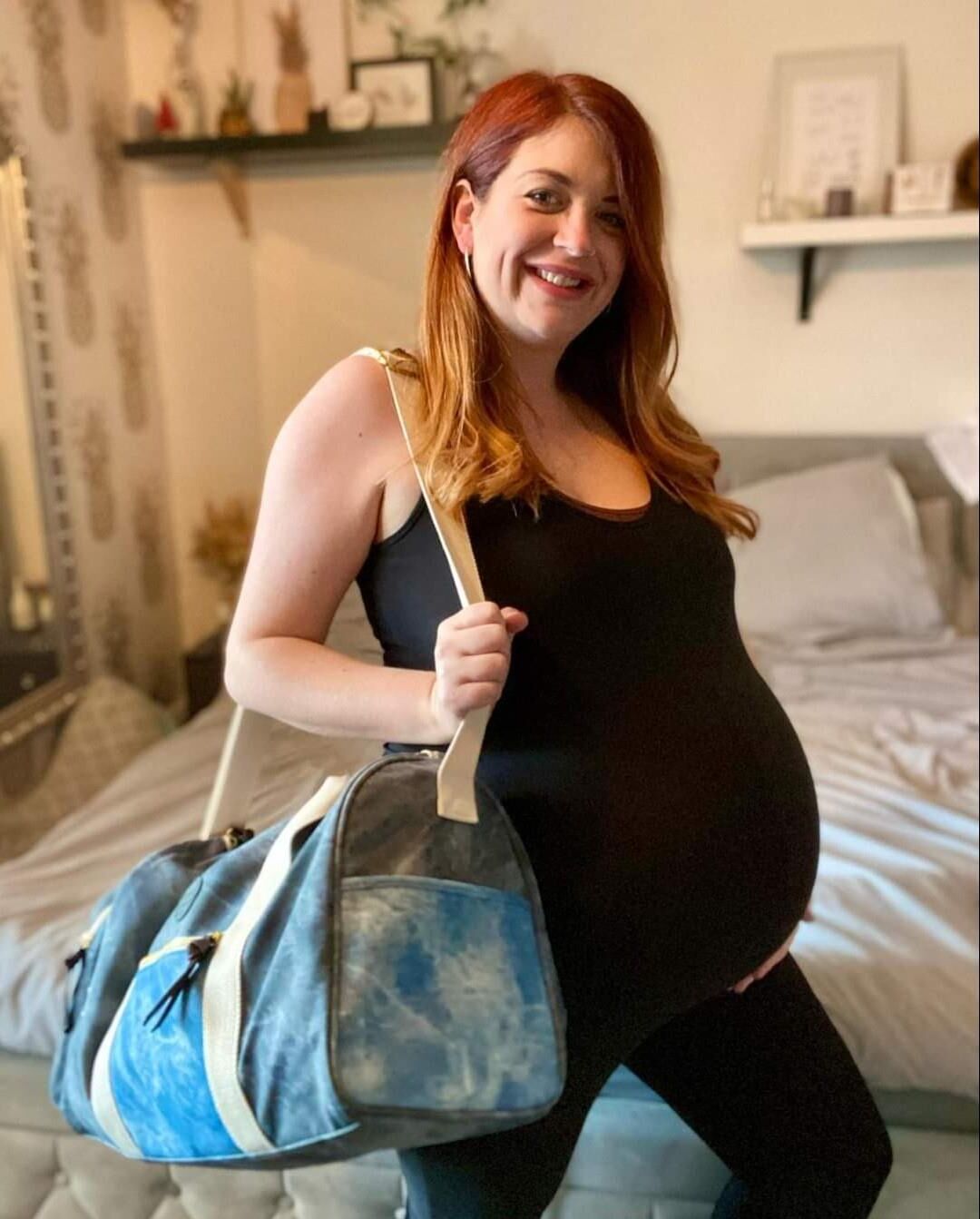 [Pregnant] redhead mature with twins