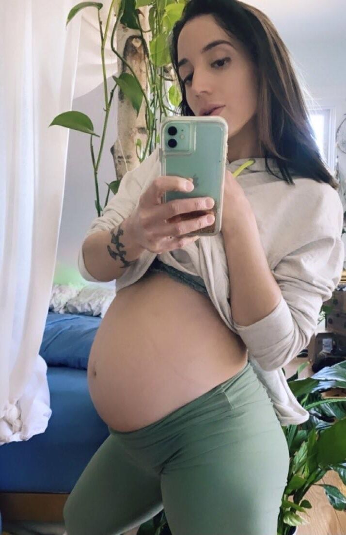 Mirror mirror on the wall, who's the sexiest preggo of them all?