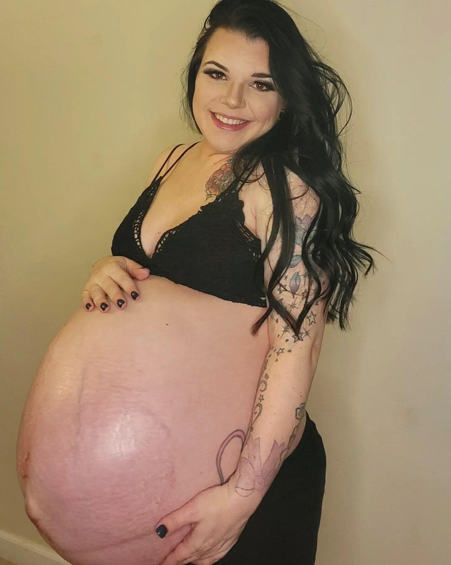 Amadora Kayla com uma enorme barriga de grávida