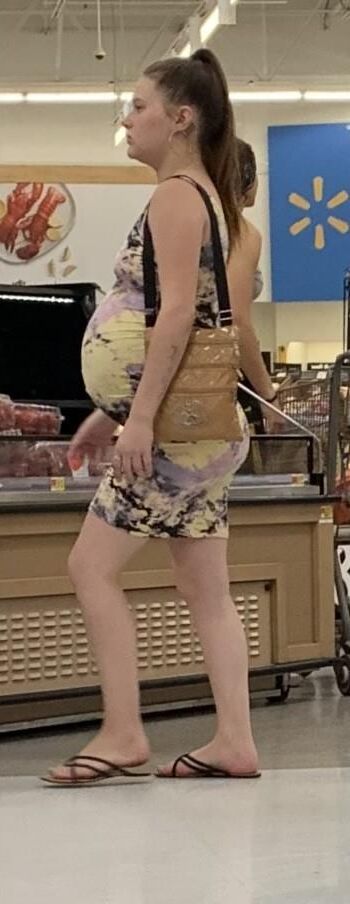 [Pregnant] women at supermarket