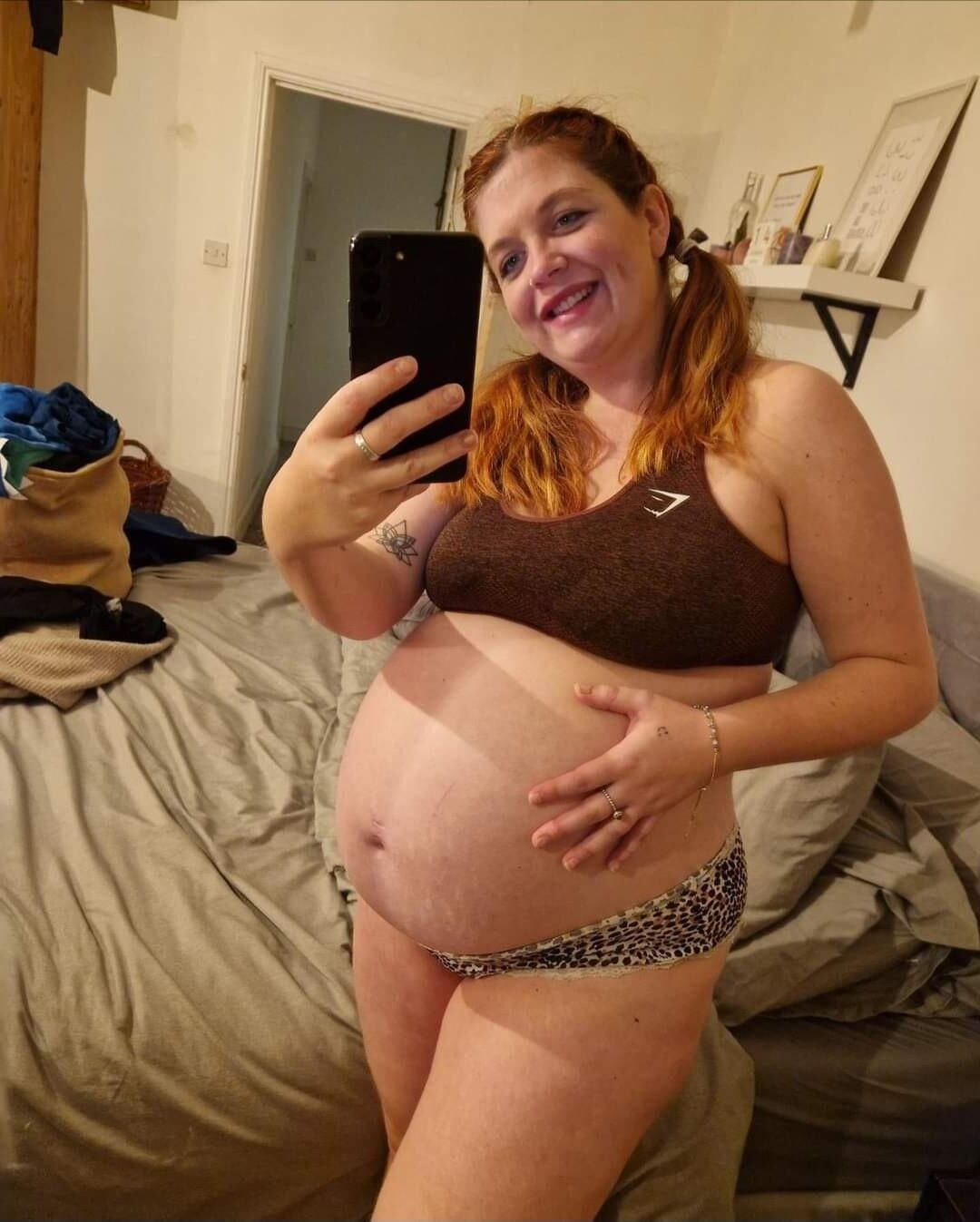 [Pregnant] redhead mature with twins