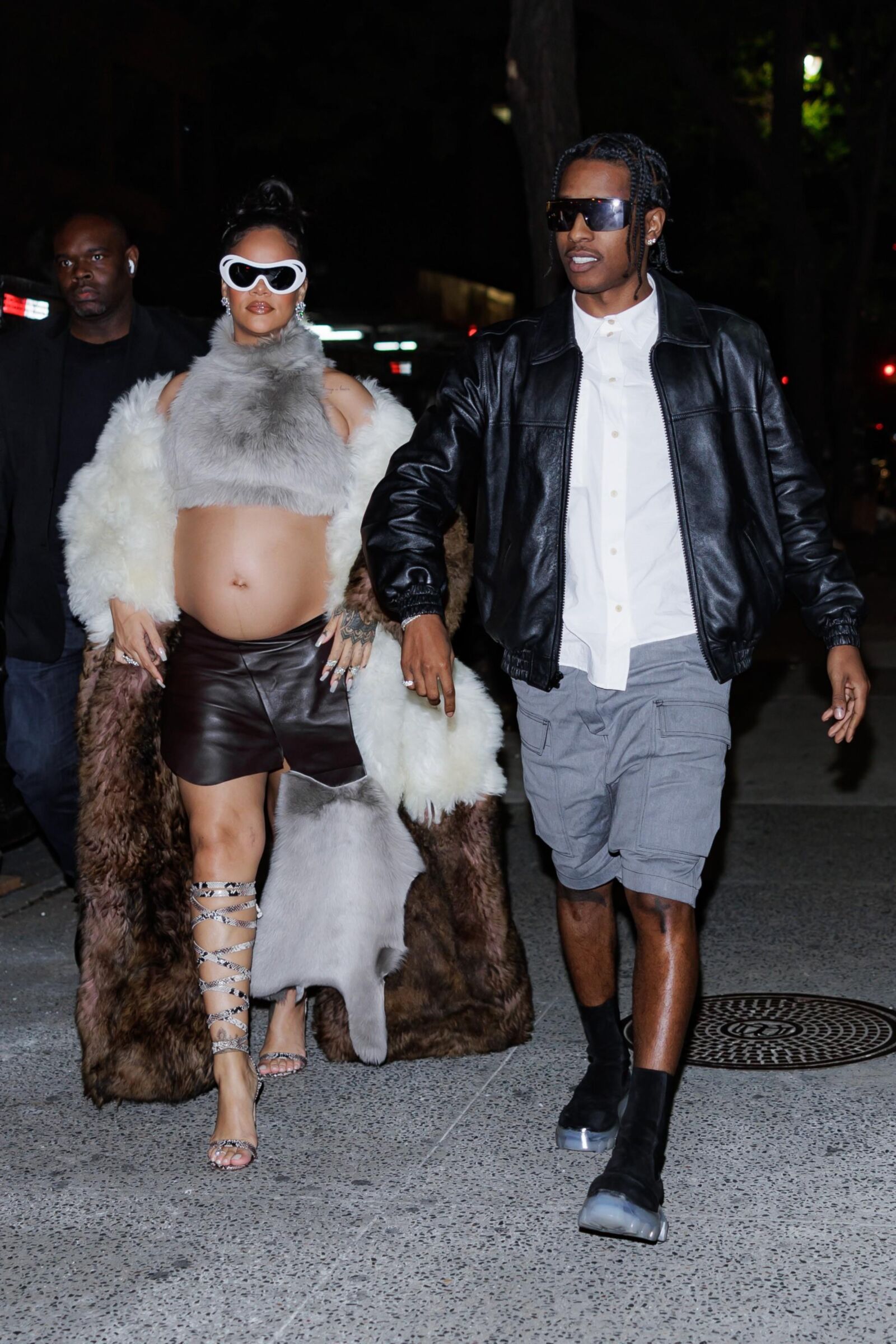 Rihanna - mostra barriga com casaco de pele