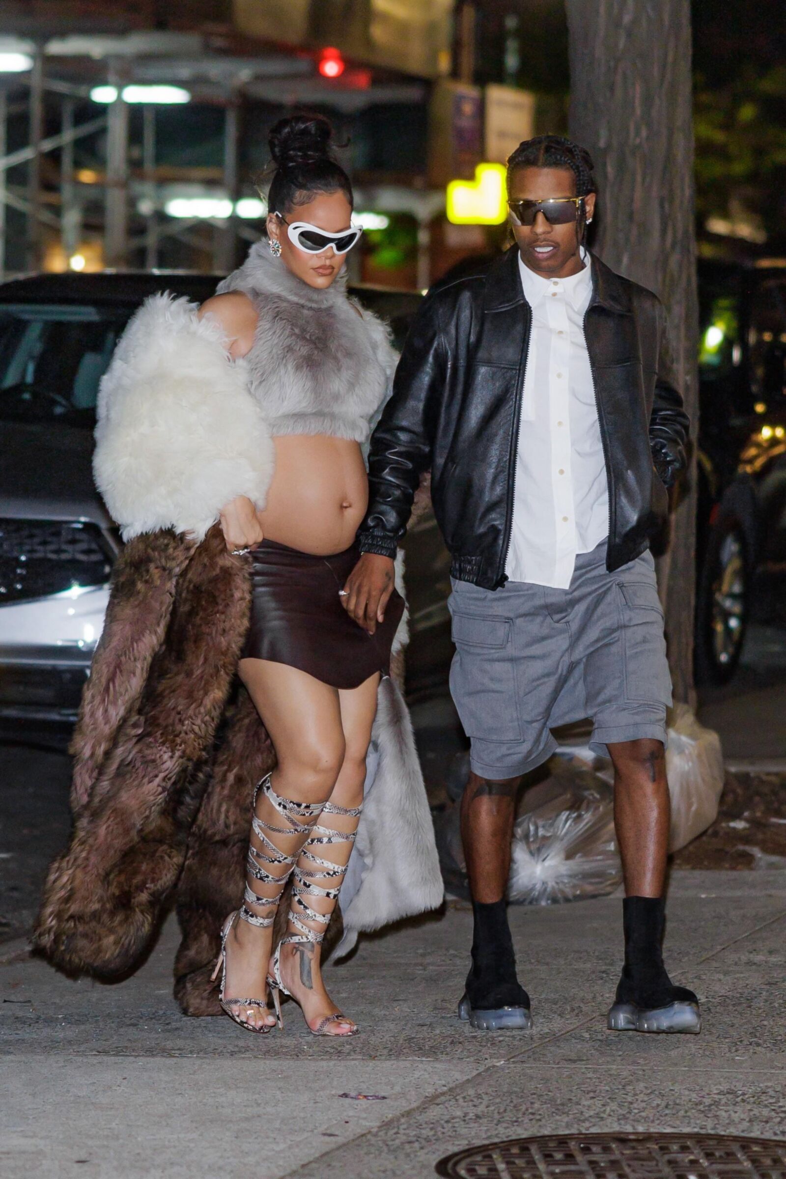 Rihanna - mostra barriga com casaco de pele