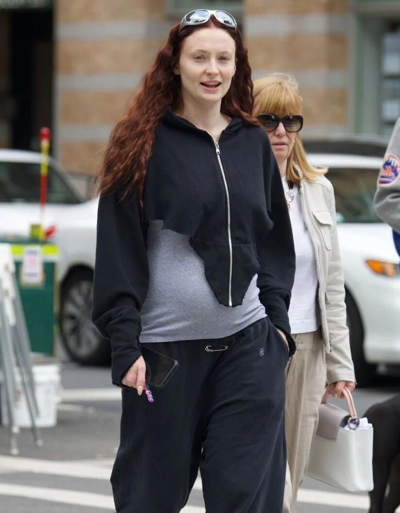 preggo hoe Sophie Turner with 2nd bun in the oven