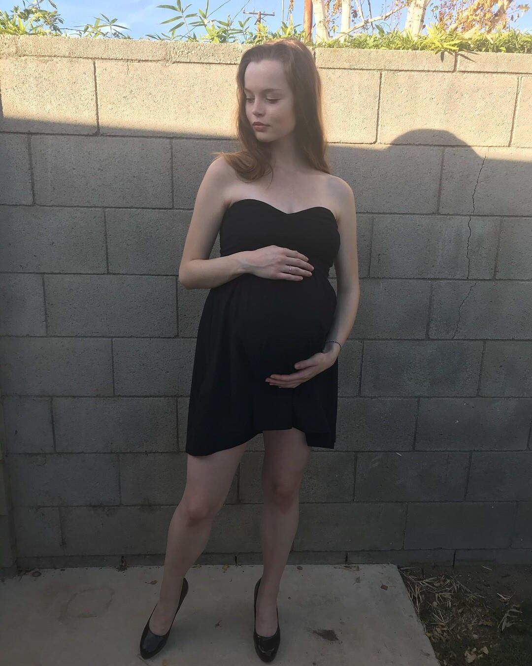 [Pregnant] young girl with twins