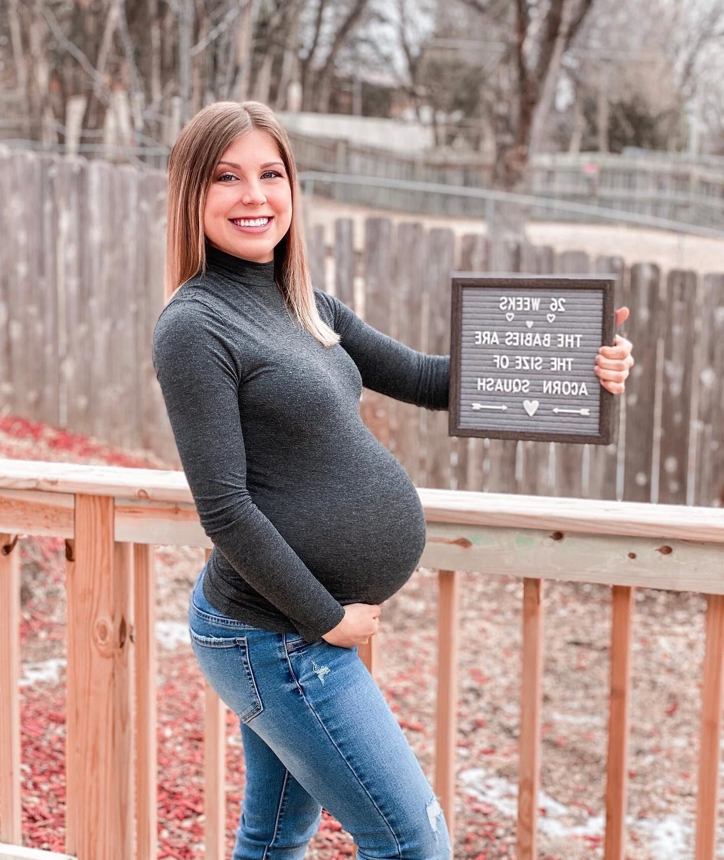 Katie, maman jumelle enceinte et amateur, comment la baiser ?