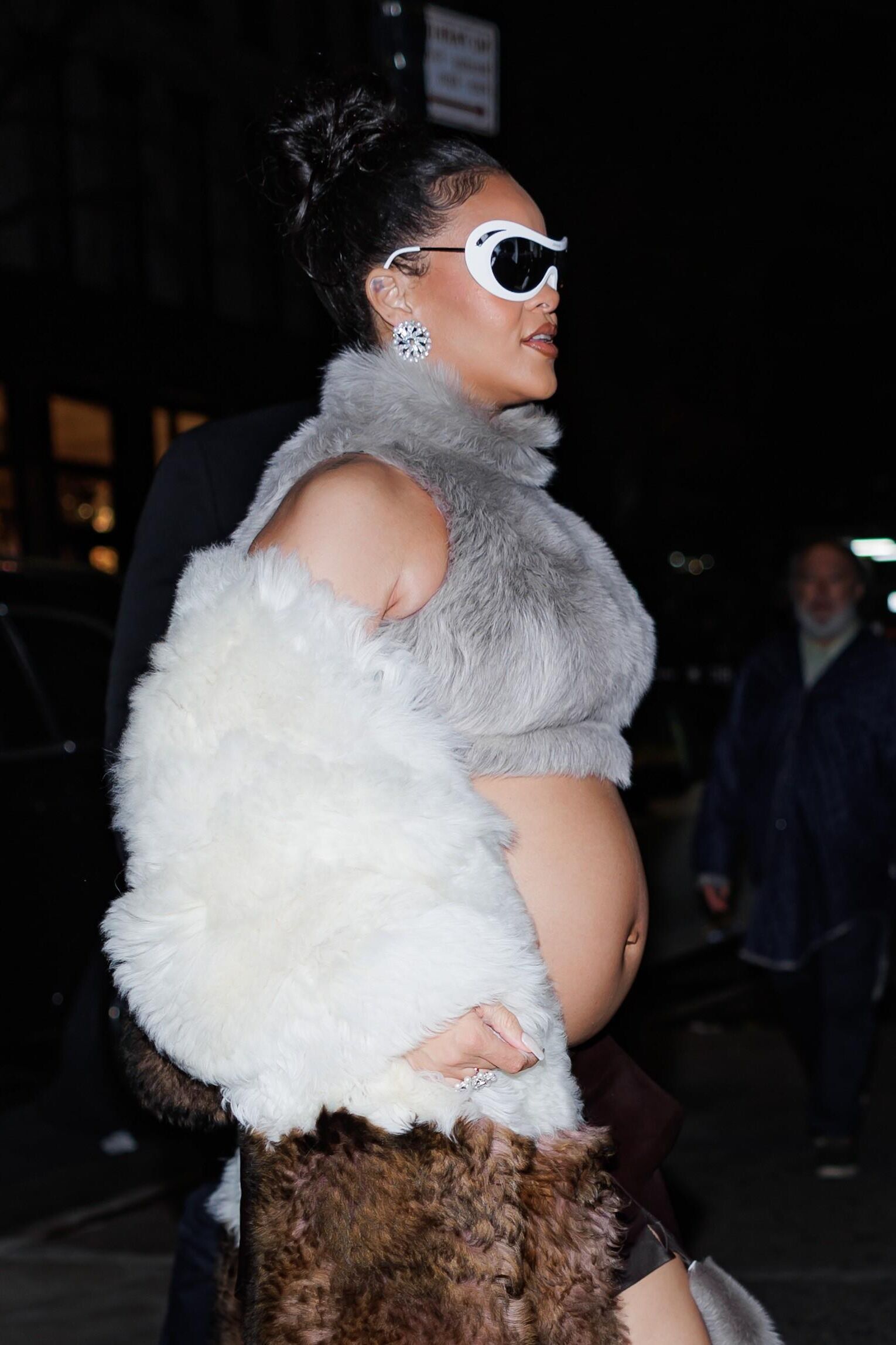 Rihanna - mostra barriga com casaco de pele