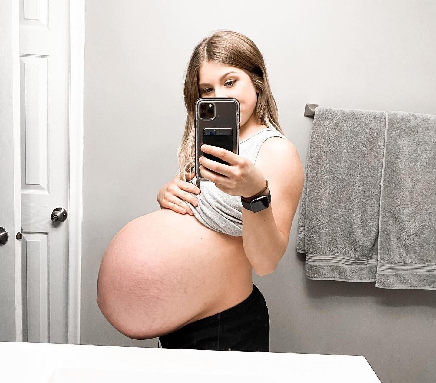 Katie, maman jumelle enceinte et amateur, comment la baiser ?