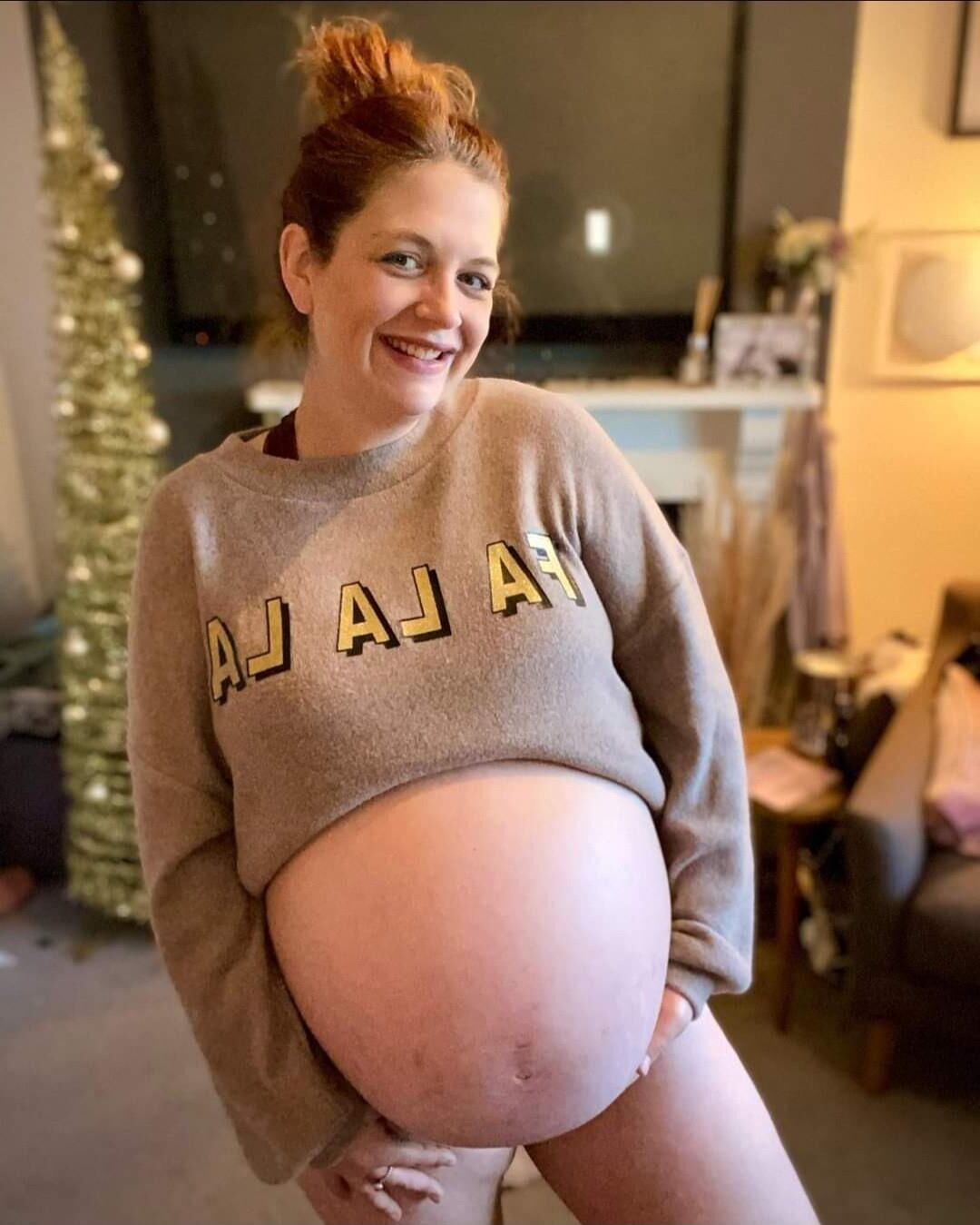 [Pregnant] redhead mature with twins