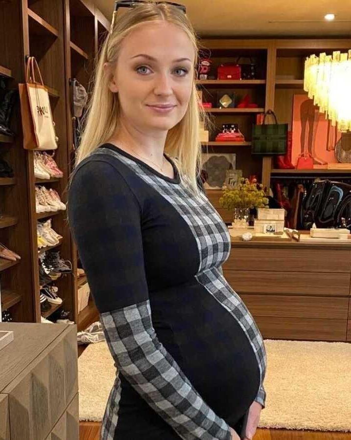 preggo hoe Sophie Turner with 2nd bun in the oven