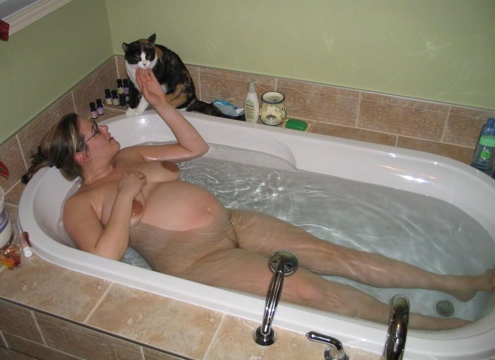 [Pregnant] mom in the bathtub