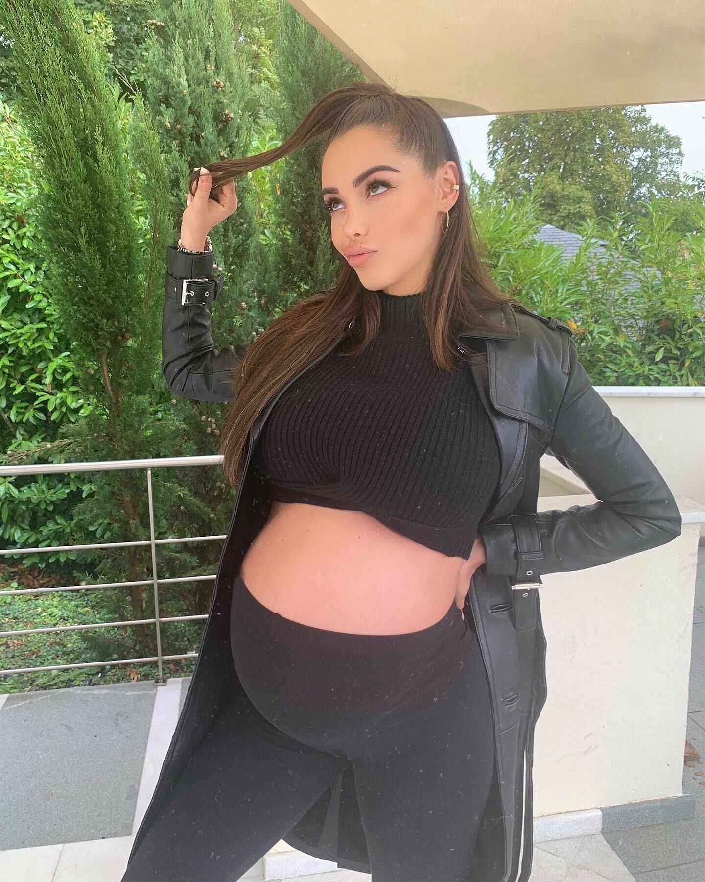 Nabilla, femme enceinte et chaude, aux gros seins