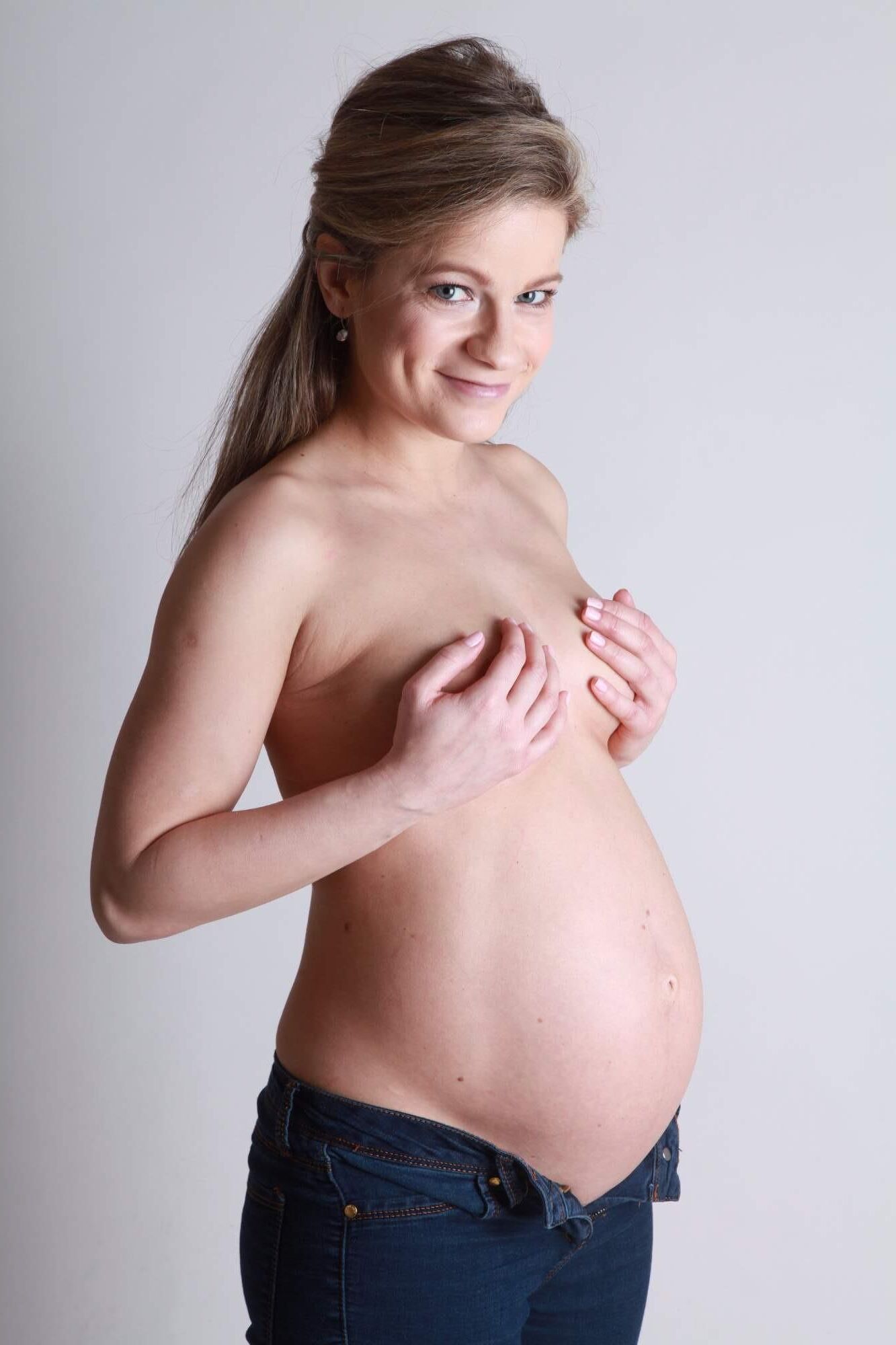 Pregnancy photos of a young mom