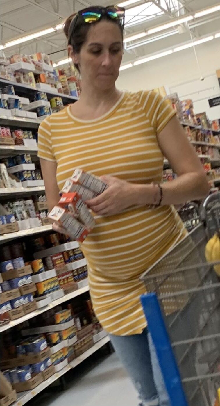 [Pregnant] women at supermarket