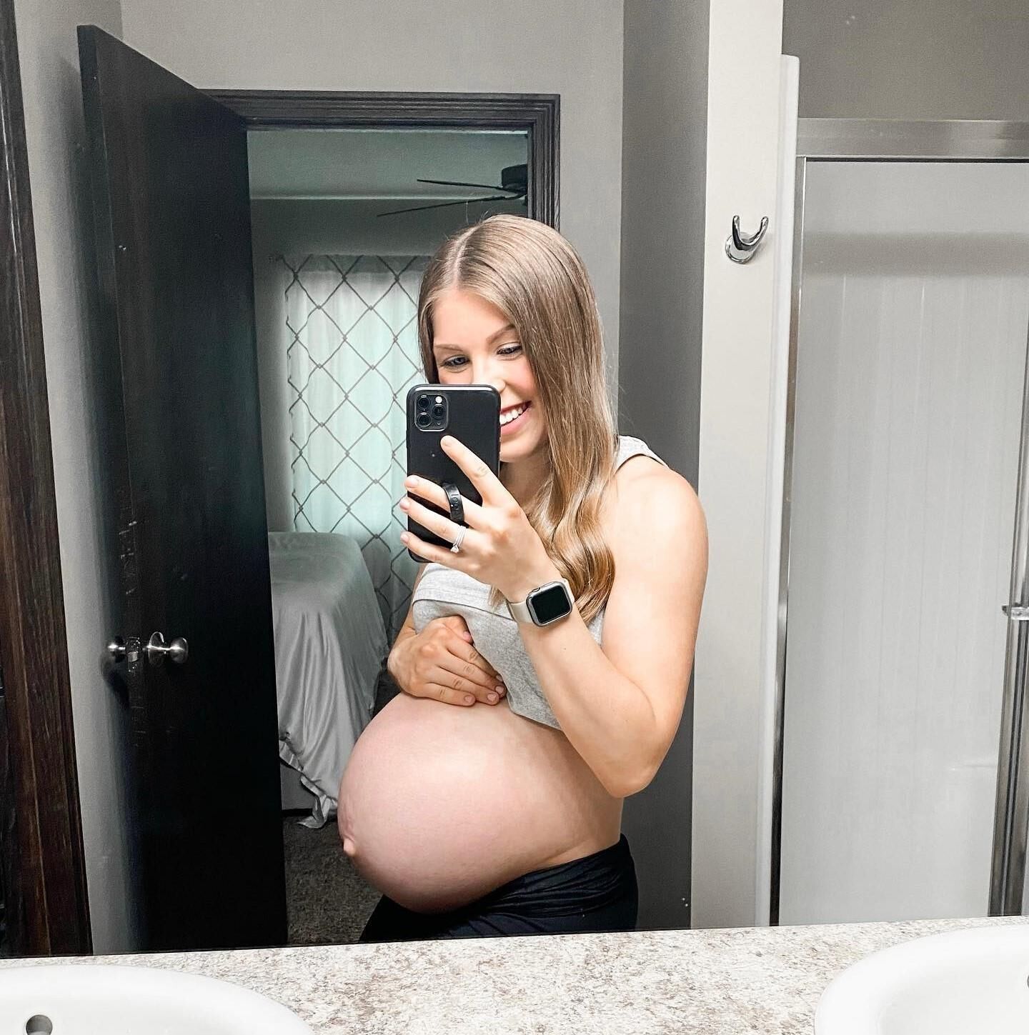 Katie, maman jumelle enceinte et amateur, comment la baiser ?