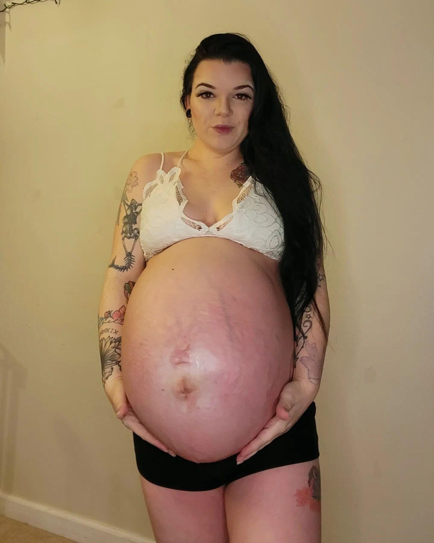 Amadora Kayla com uma enorme barriga de grávida