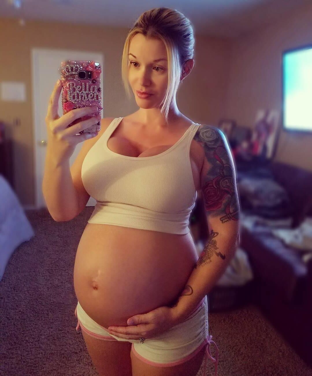 Mirror mirror on the wall, who's the sexiest preggo of them all?