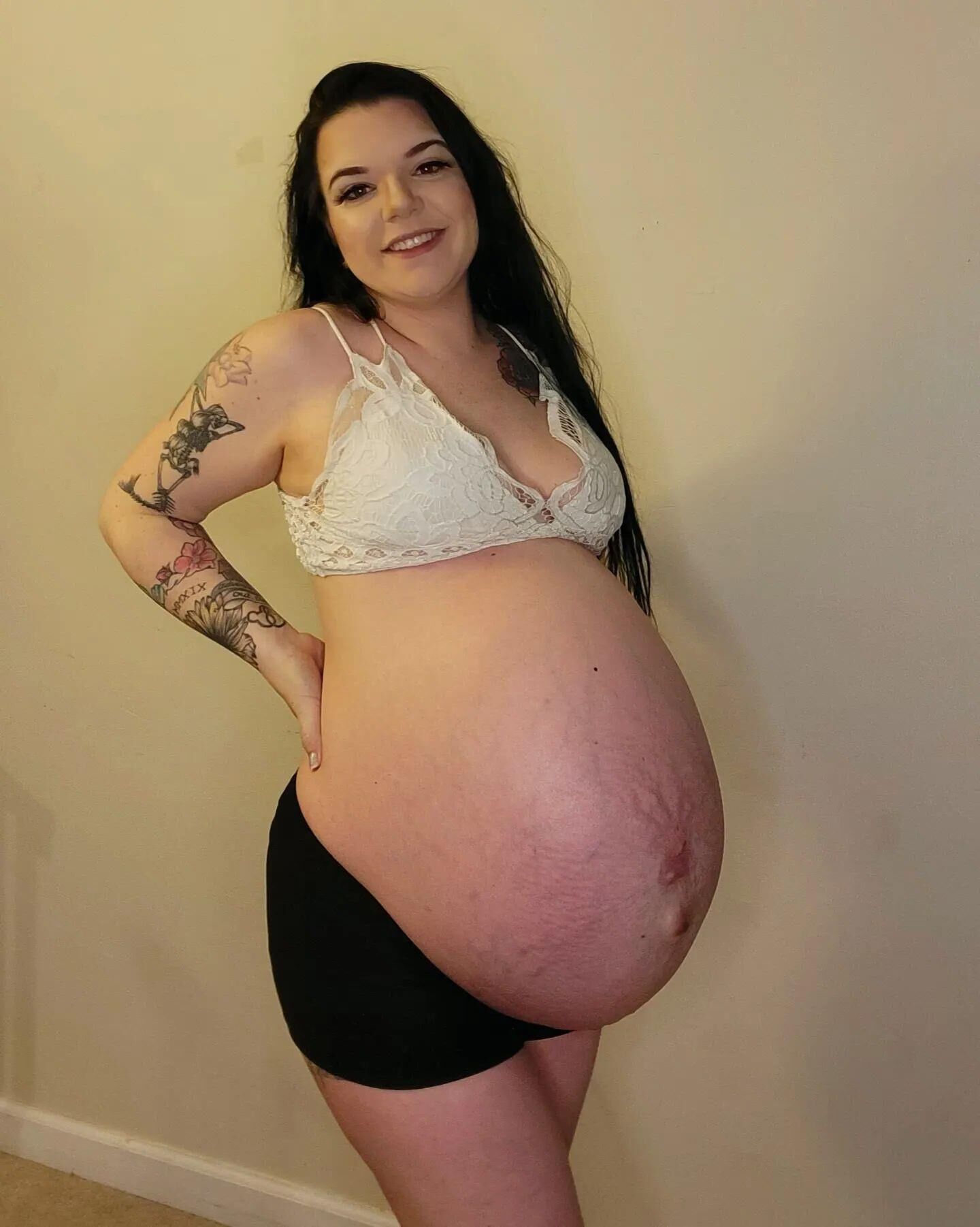 Amadora Kayla com uma enorme barriga de grávida