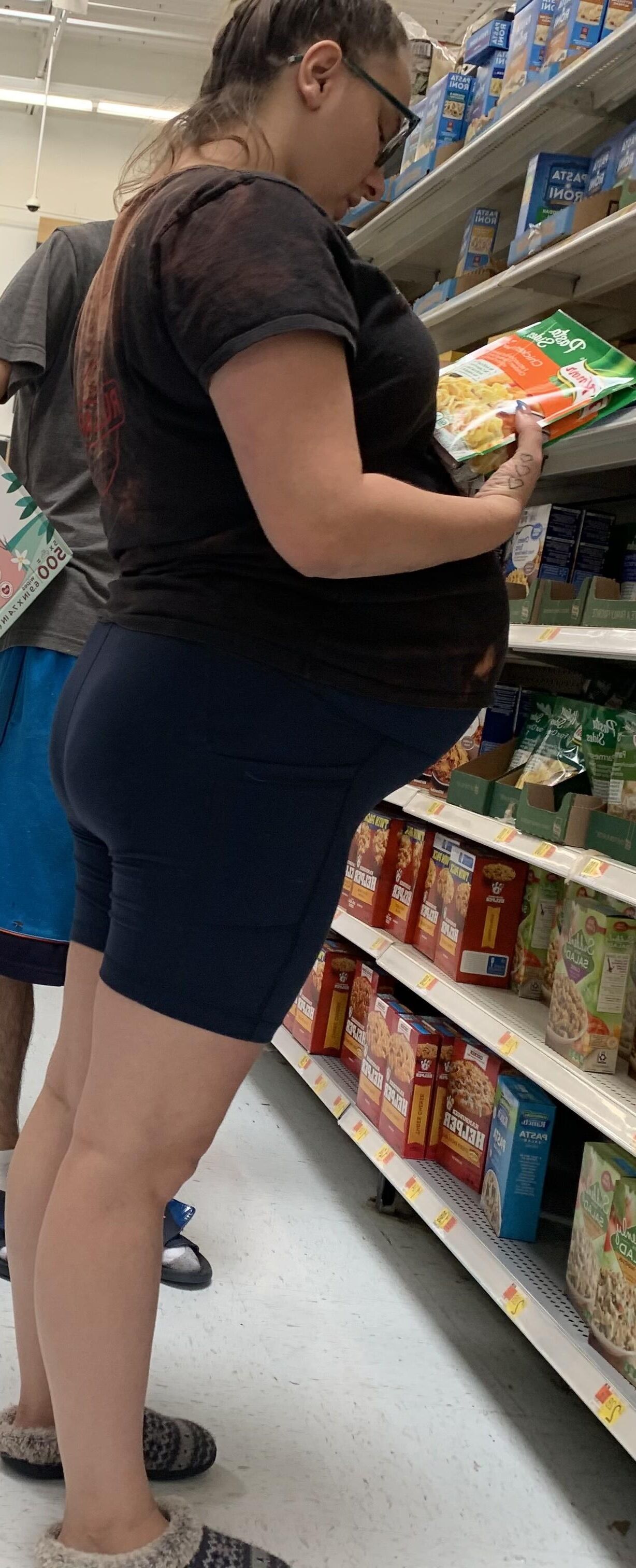 [Pregnant] women at supermarket