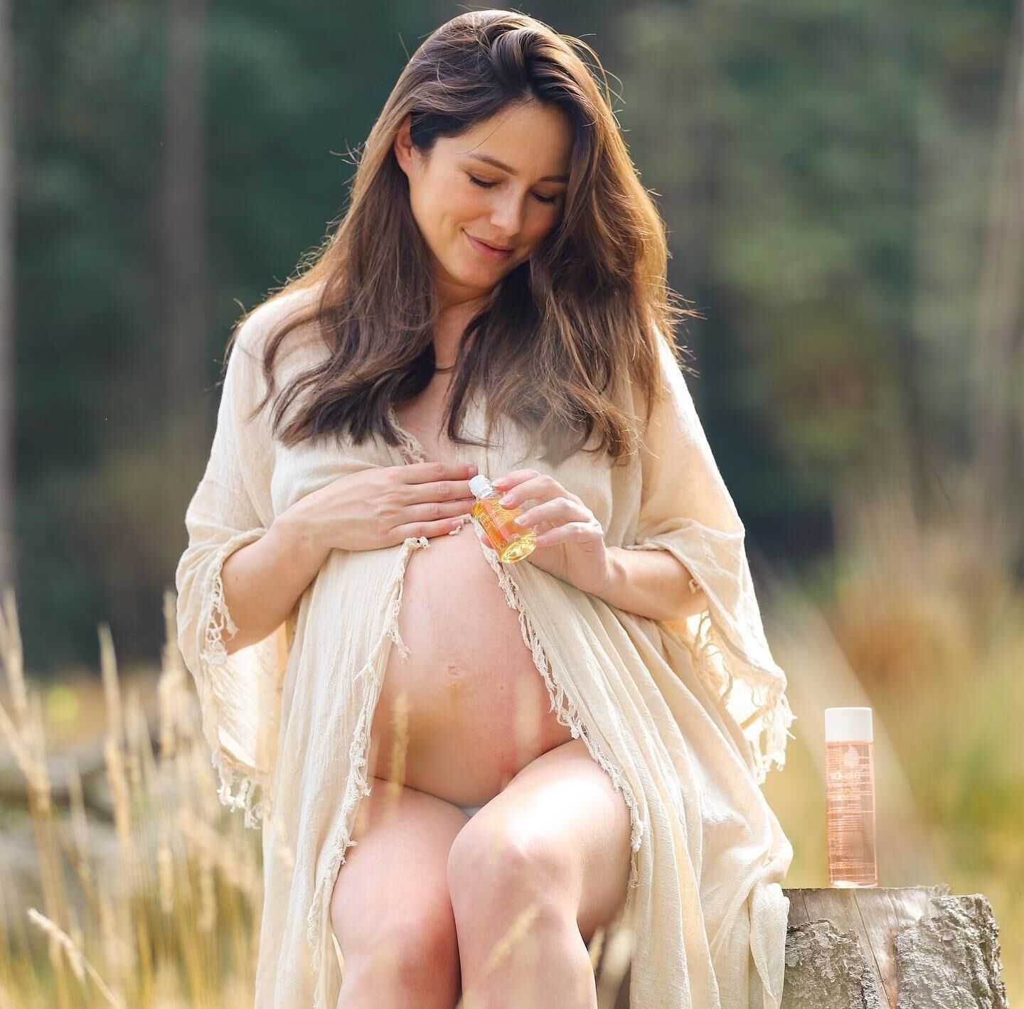 La holandesa cloe está embarazada y con un bonito vestido corto