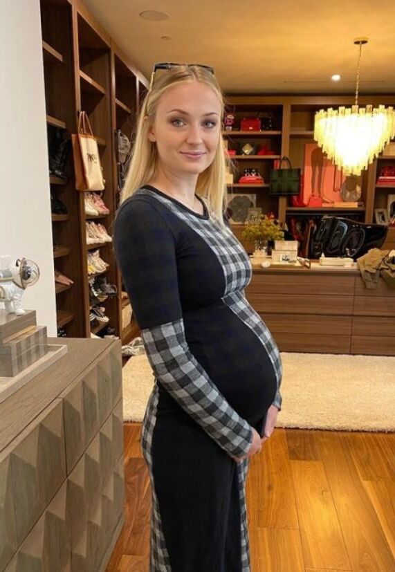 preggo hoe Sophie Turner with 2nd bun in the oven