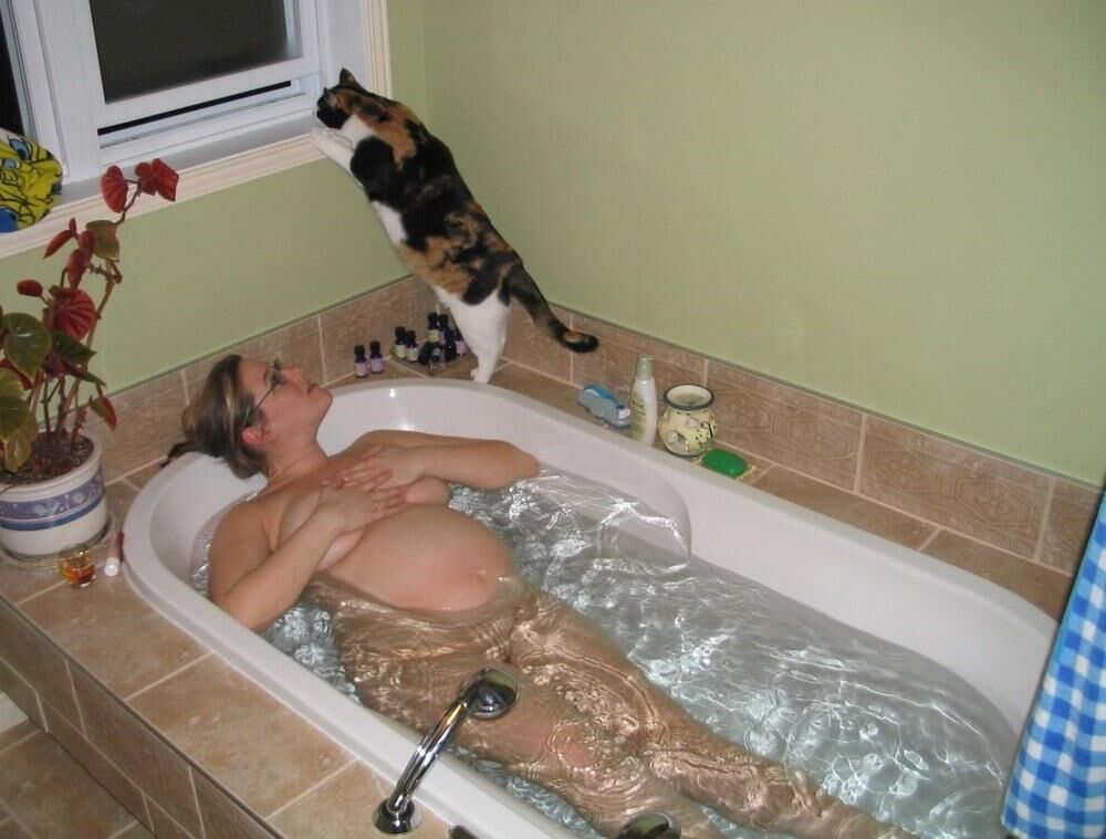 [Pregnant] mom in the bathtub