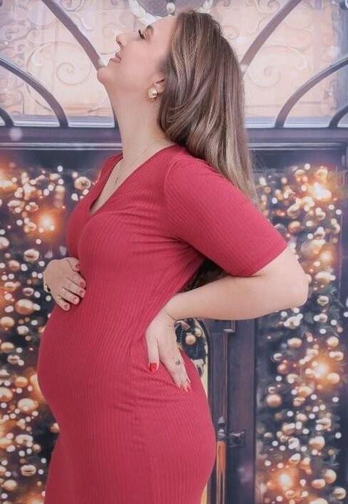 [Pregnant] wife gets photographed