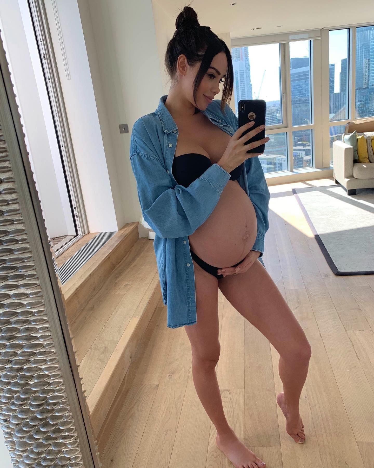 Nabilla, femme enceinte et chaude, aux gros seins