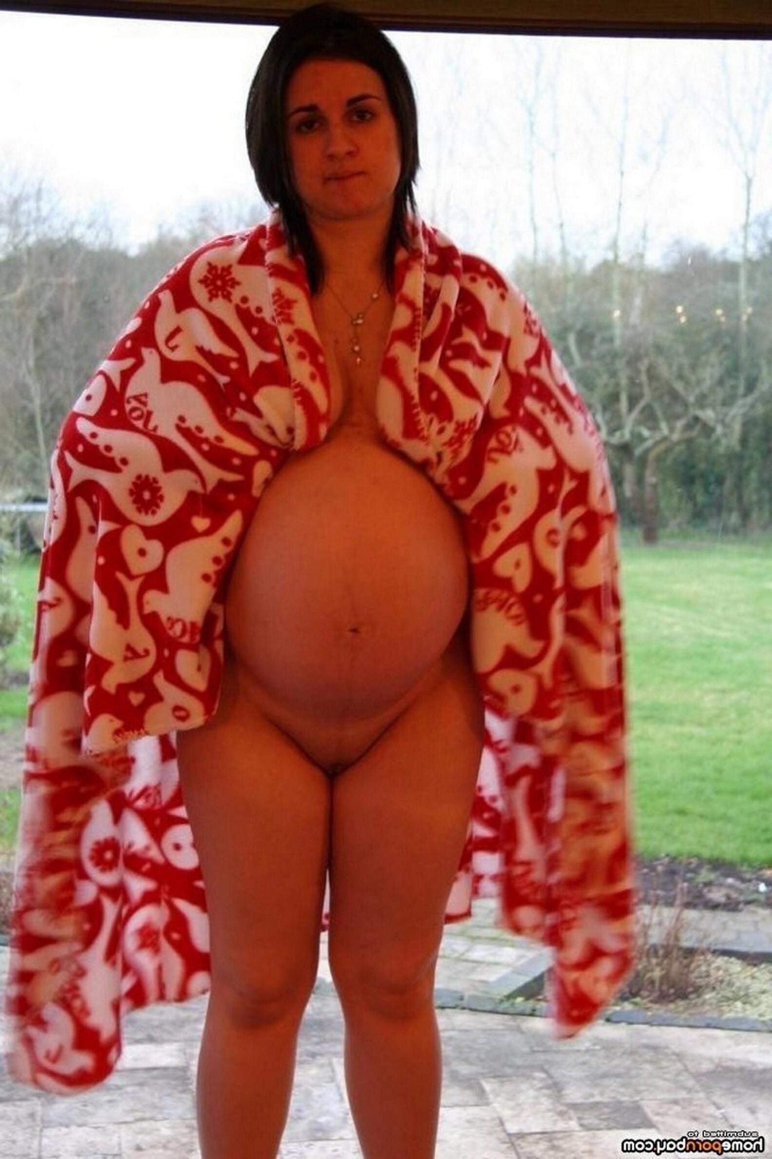 Femme au foyer enceinte posant nue