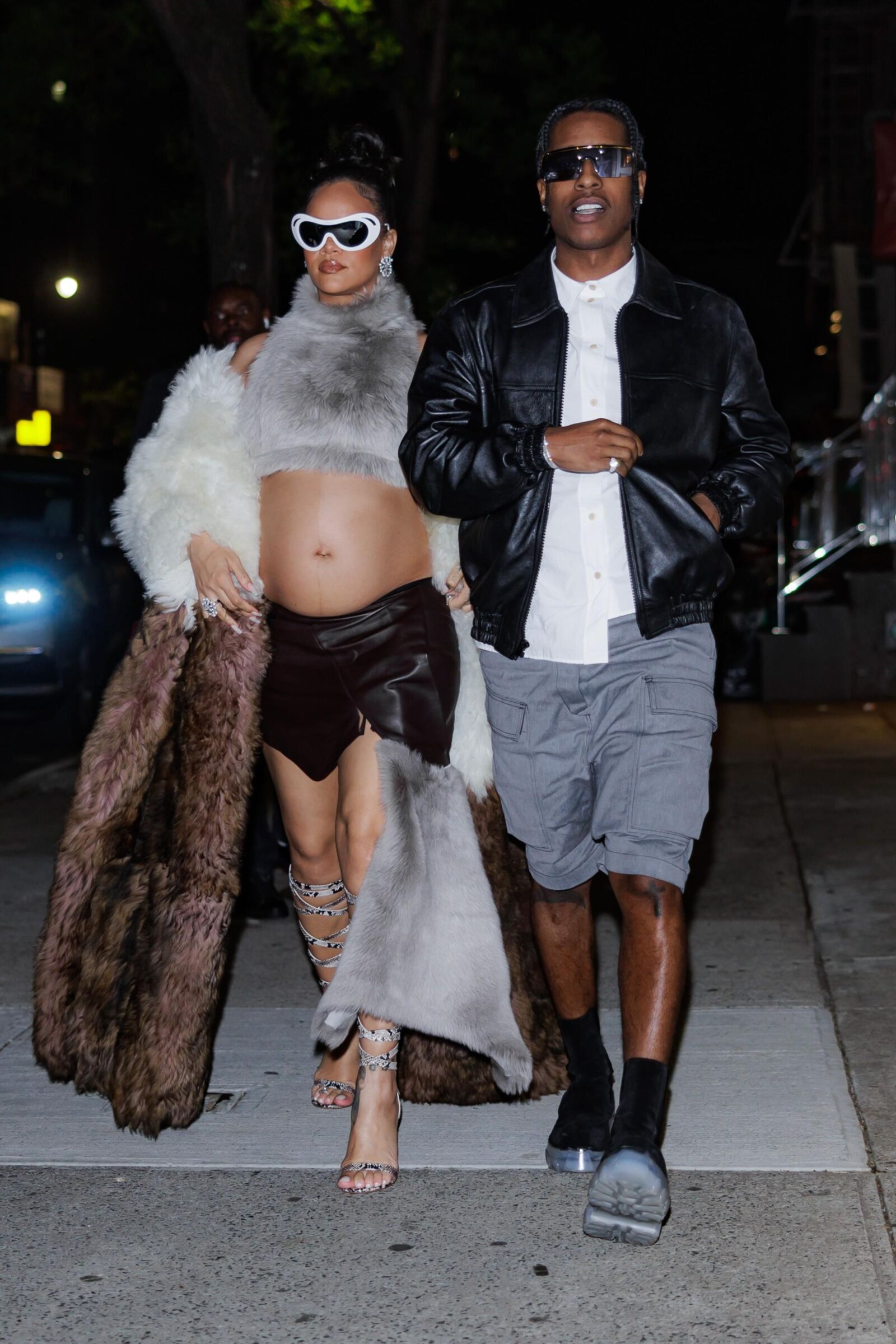 Rihanna - mostra barriga com casaco de pele