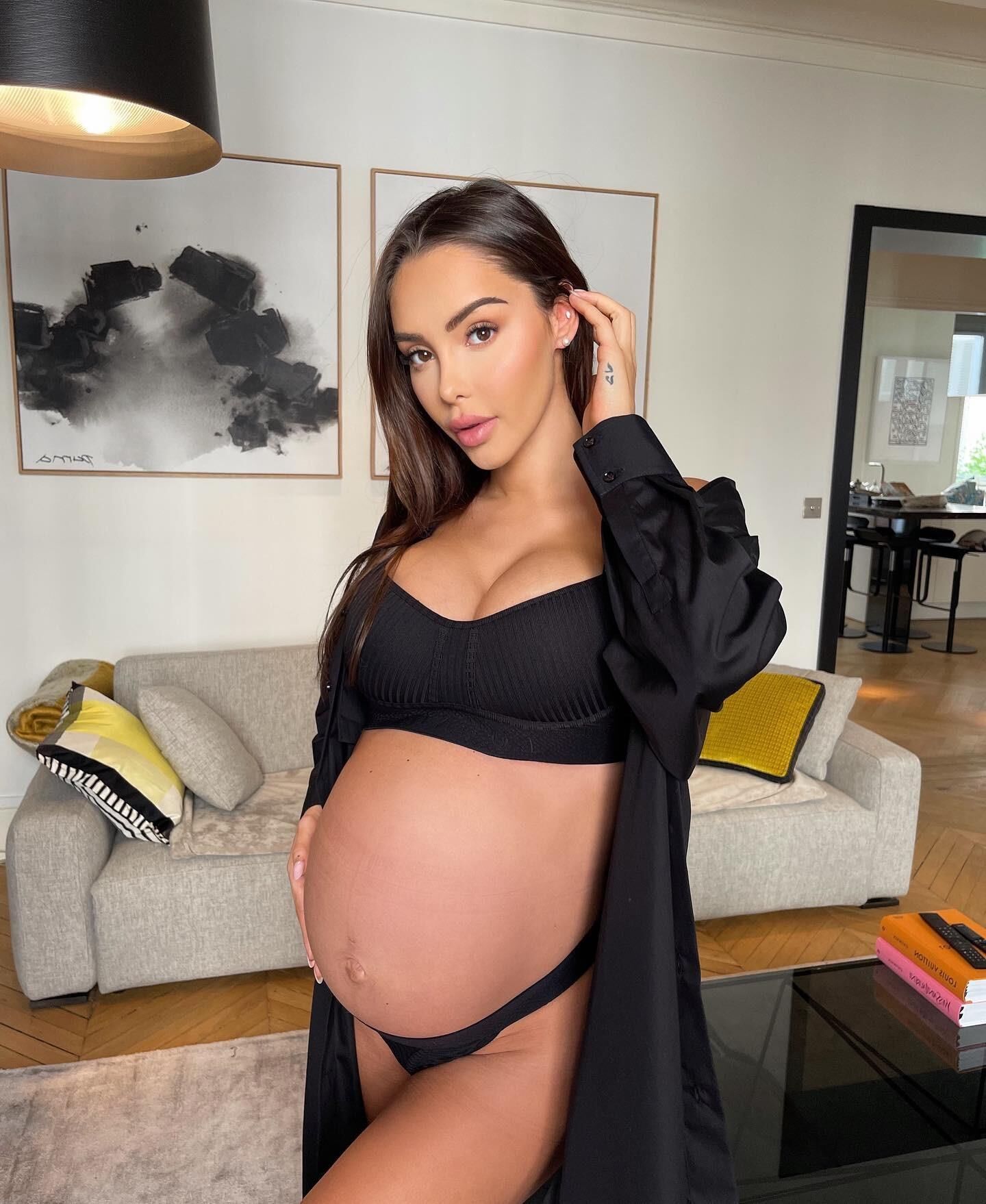 Nabilla, femme enceinte et chaude, aux gros seins