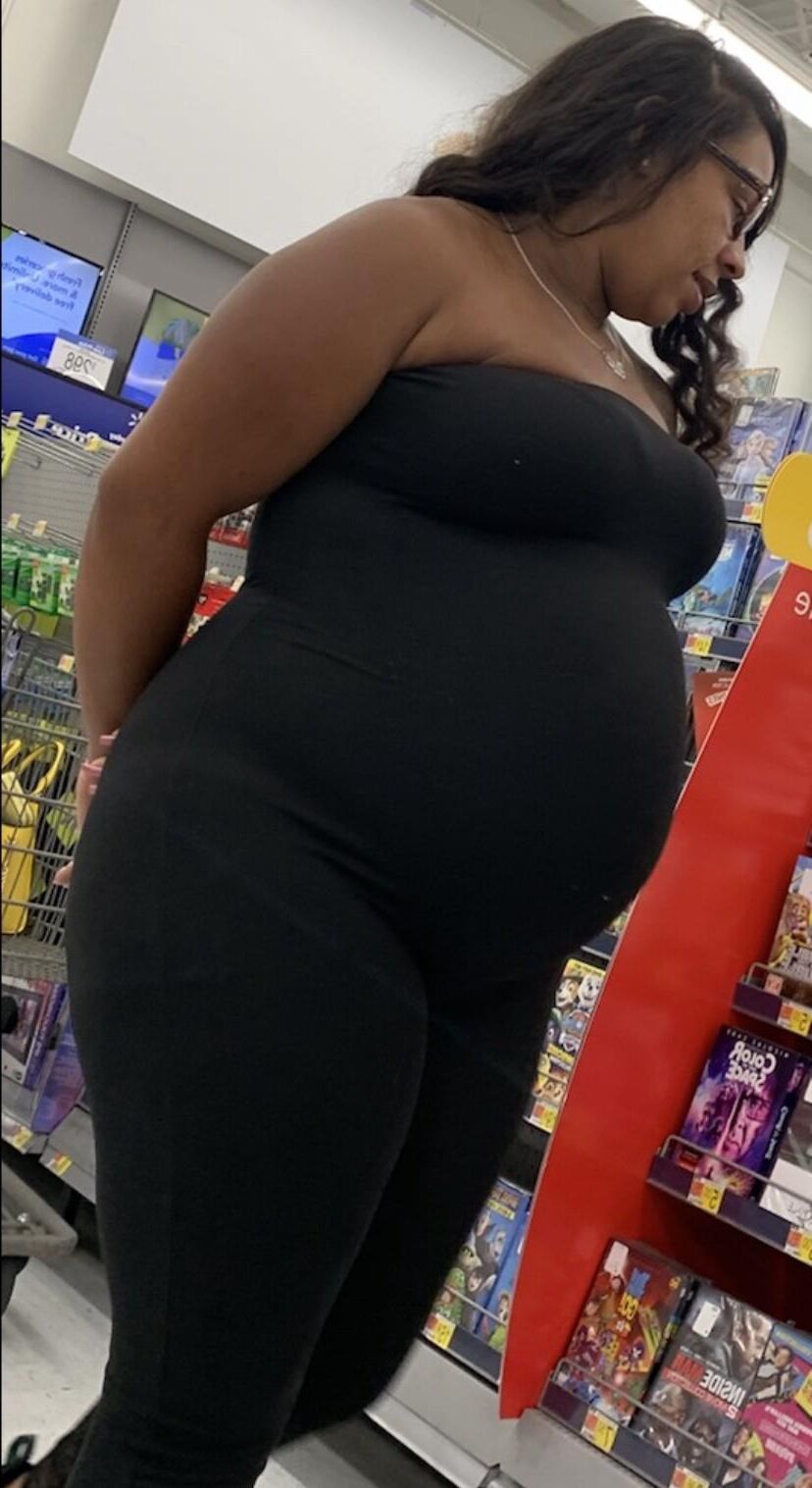 [Pregnant] women at supermarket