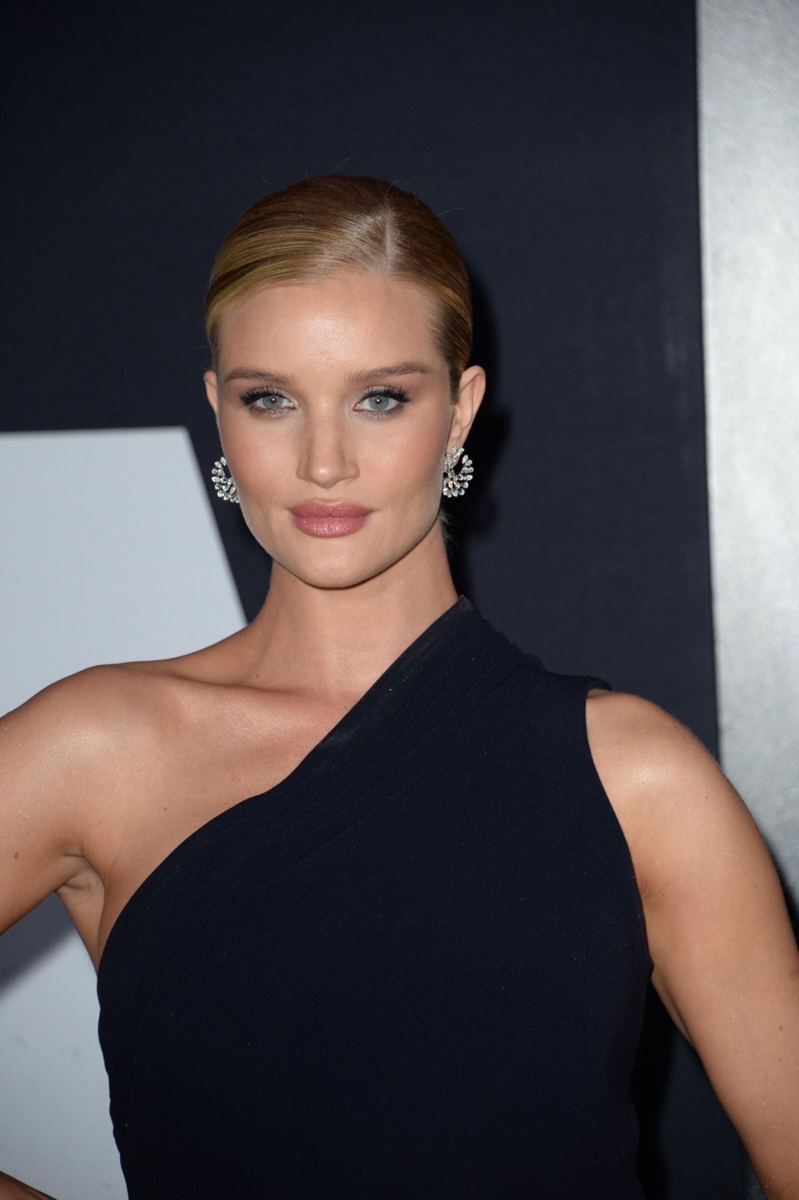 Rosie Huntington-Whiteley – Premiere von „Das Schicksal der Wütenden“.