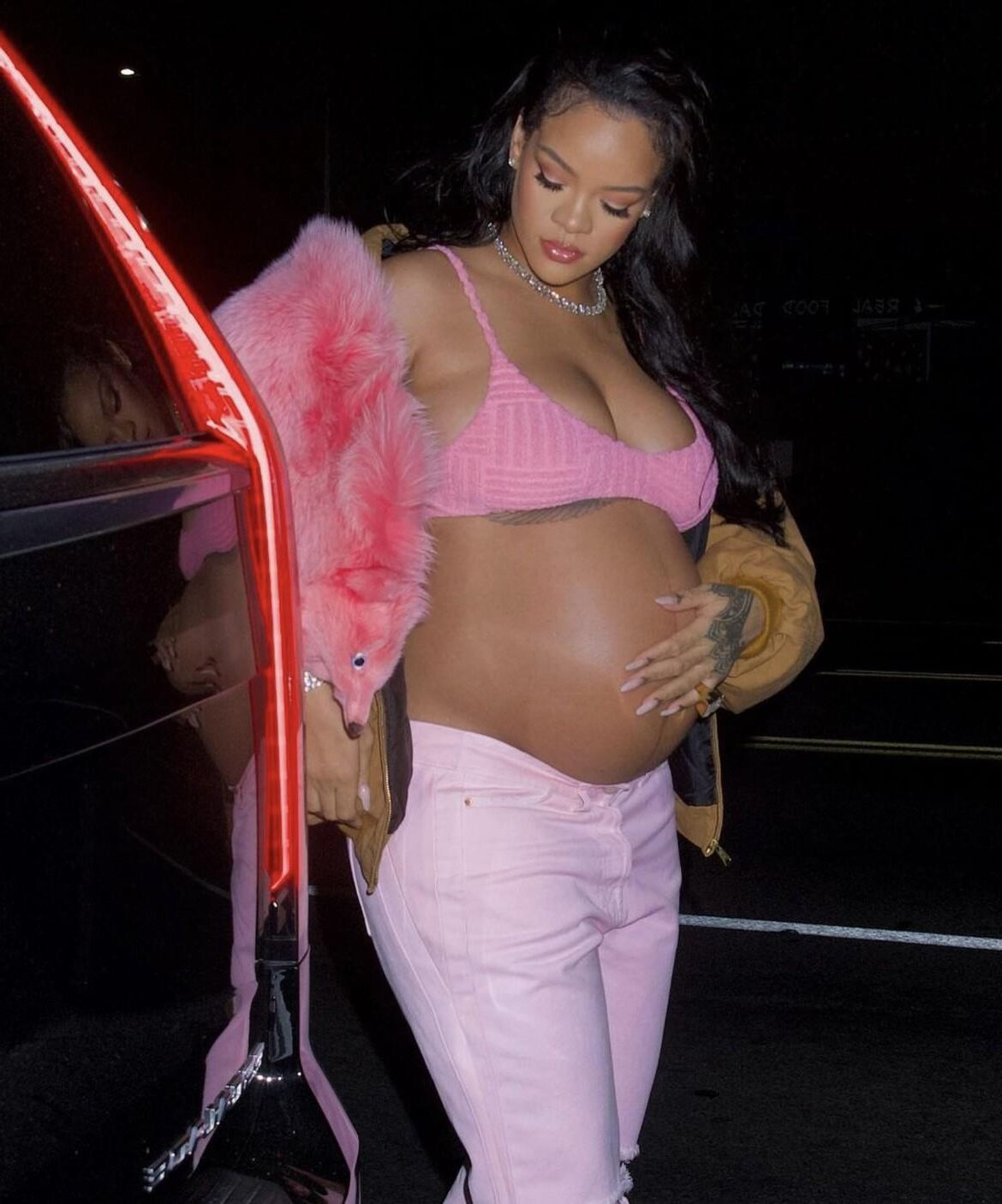 Rihanna enceinte parfaite