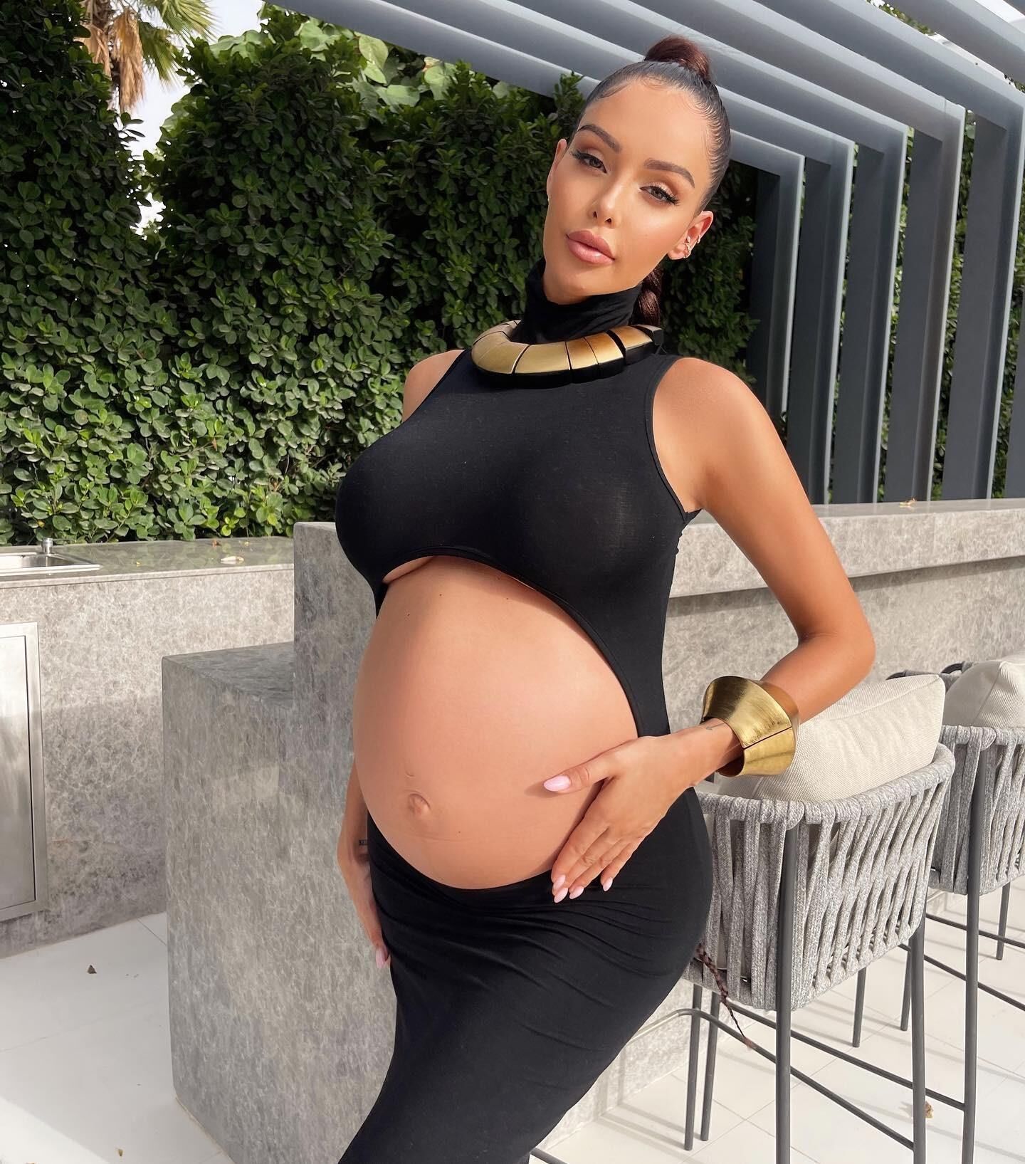 Nabilla, femme enceinte et chaude, aux gros seins