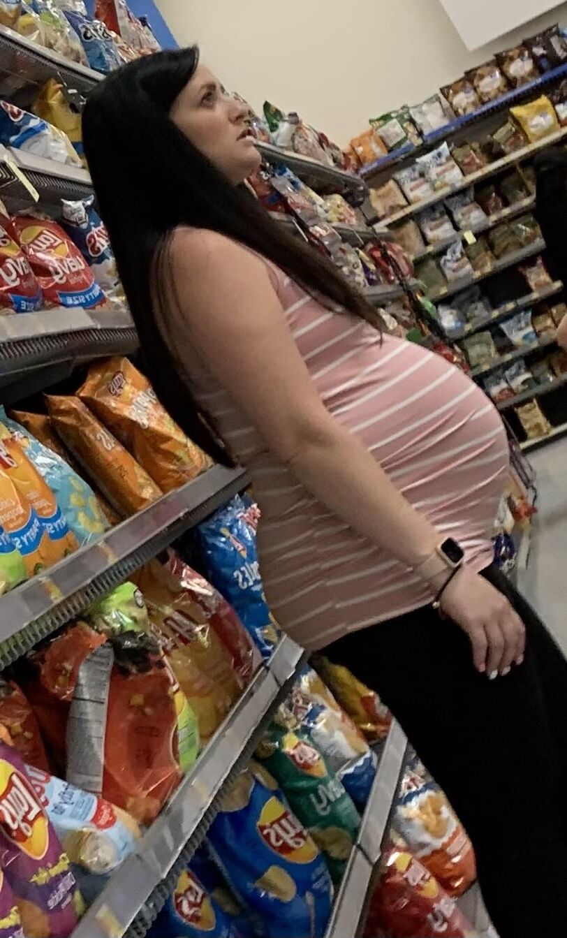 [Pregnant] women at supermarket