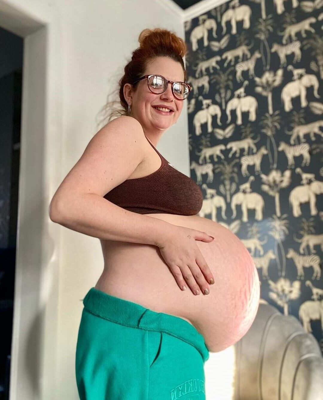 [Pregnant] redhead mature with twins