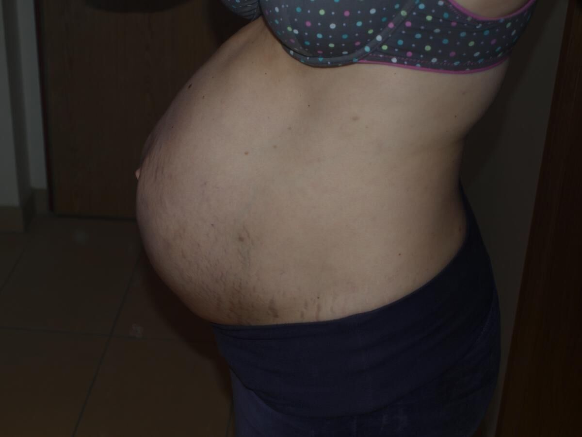 Mujer [embarazada] muestra su barriga